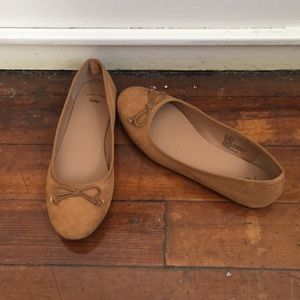 Tan Gap ballet flats